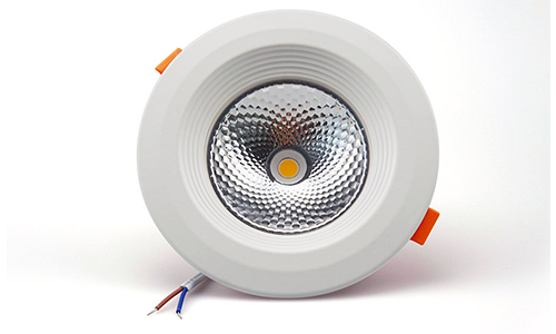 Quelles sont les différences entre le spot de plafond LED COB et les spots traditionnels